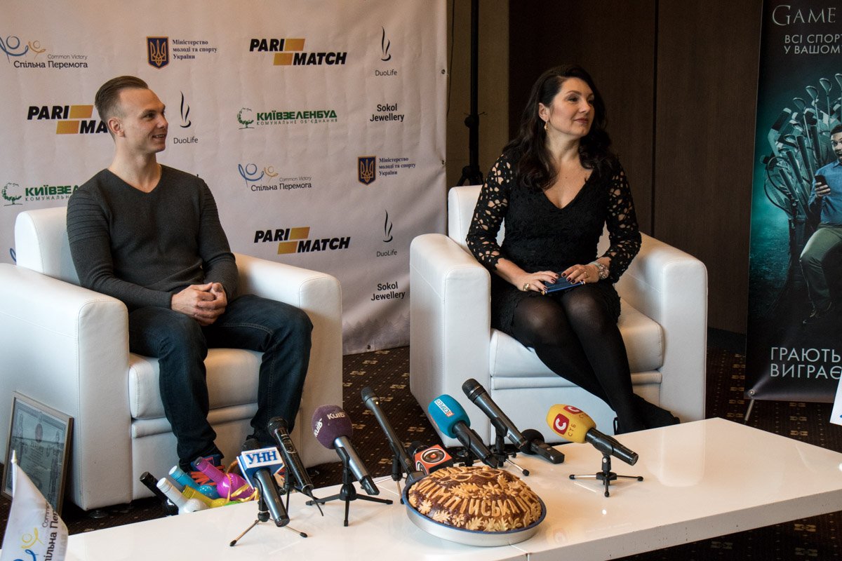 Спортсмену вручили подарки спонсоры и бизнесмены