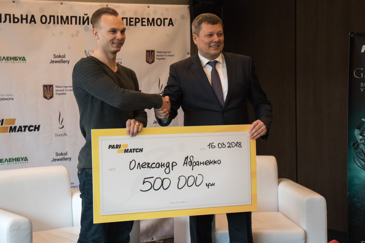 Александру вручили сертификат на 500 000 гривен от компании Parimatch