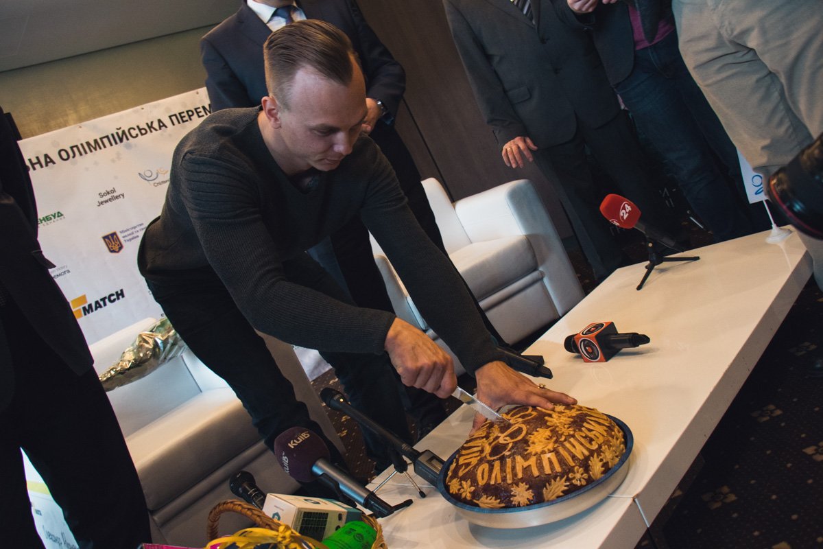 Присутствующих угостили караваем