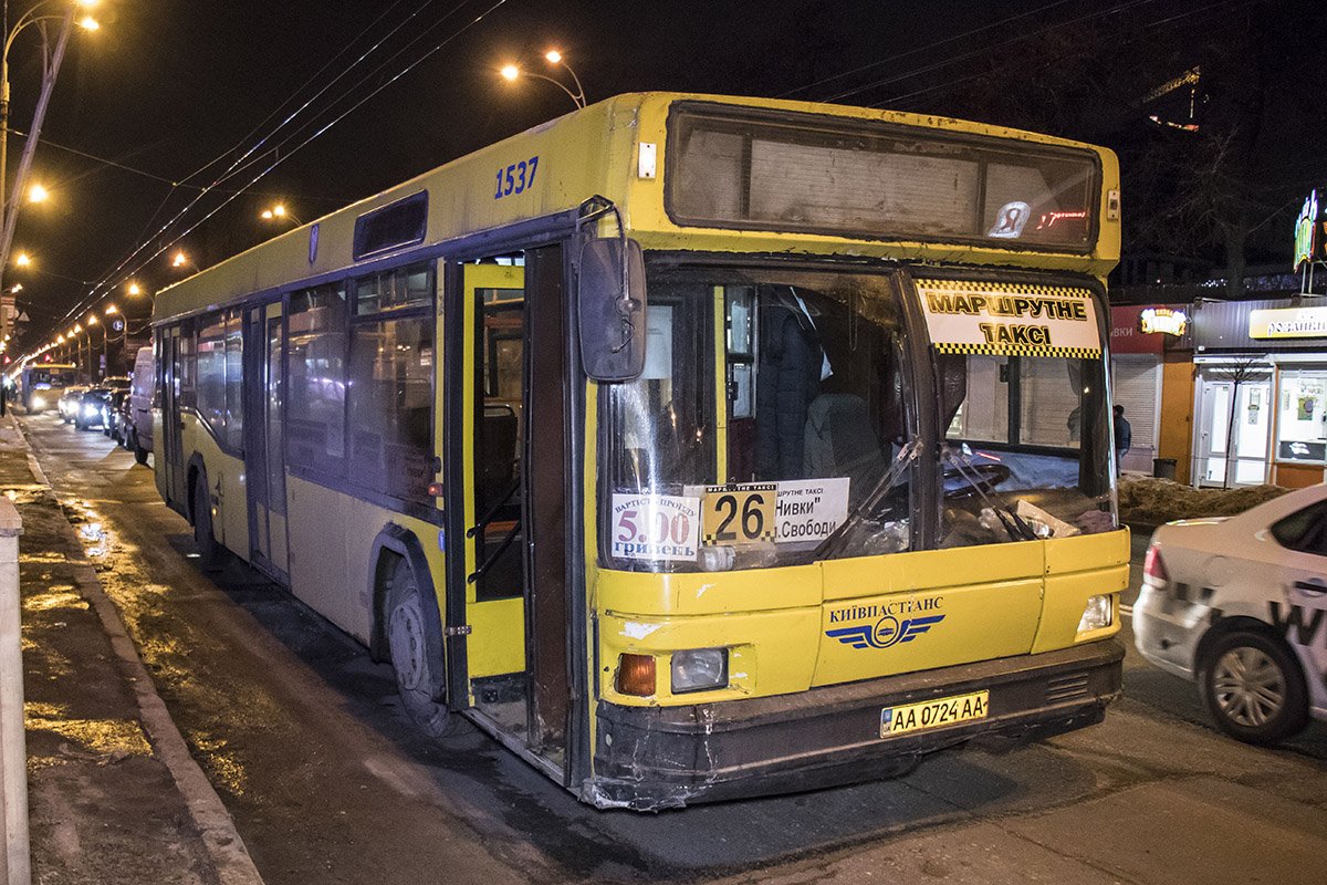 Женщина выпала из маршрутки №182