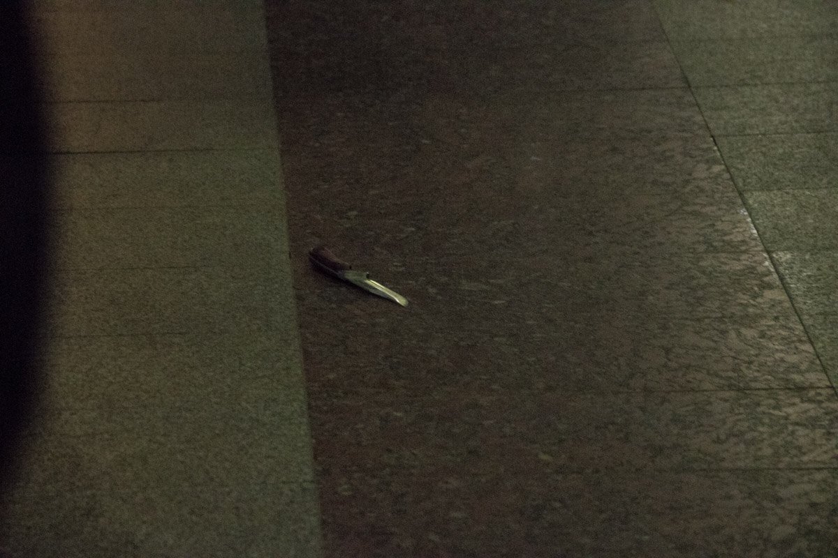 Возле задержанного валялся нож, вероятно орудие преступления 