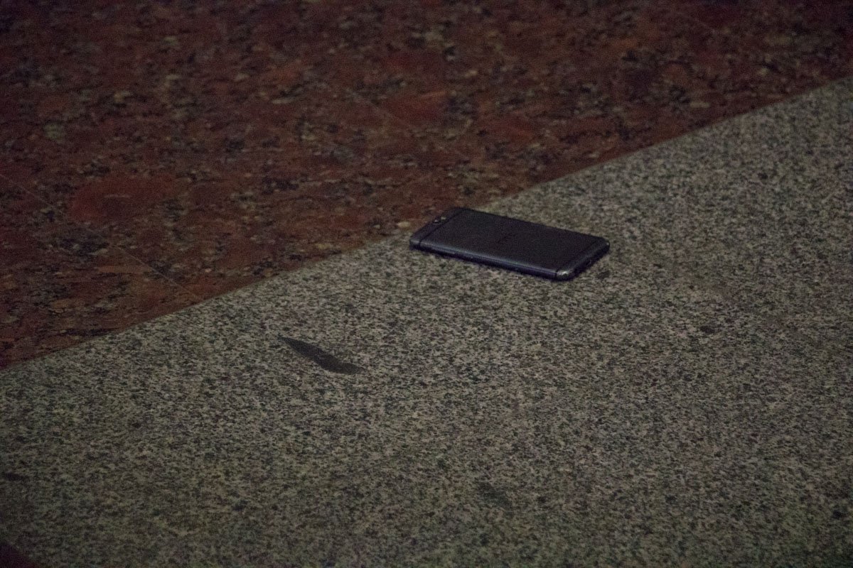 Рядом с ножом валялся телефон