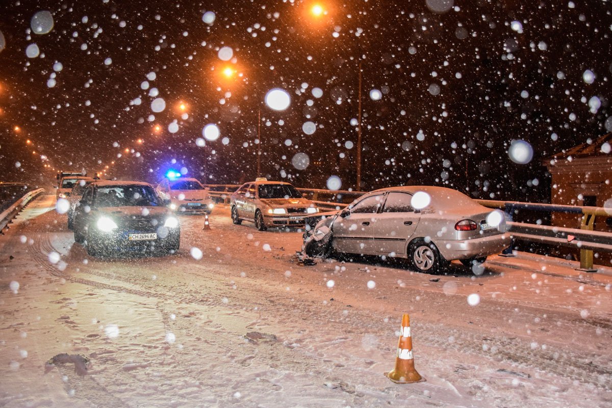 ДТП произошло на Набережно-Крещатицкой улице