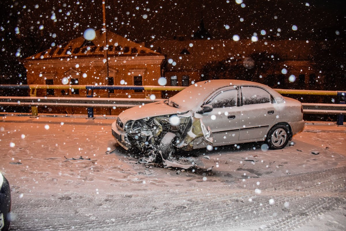 У Daewoo Lanos сильно разбита левая передняя часть 