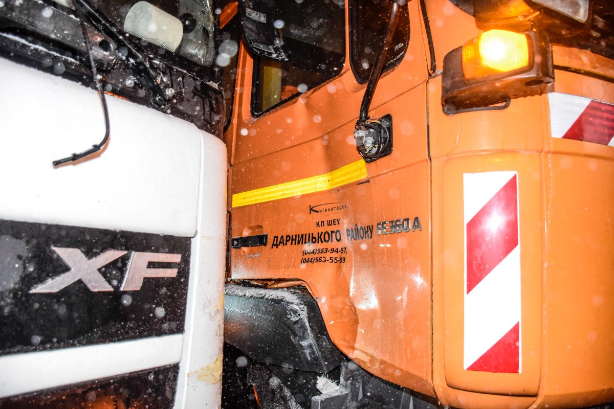 У спецмашины вмялась левая дверь У спецмашины вмялась левая дверь