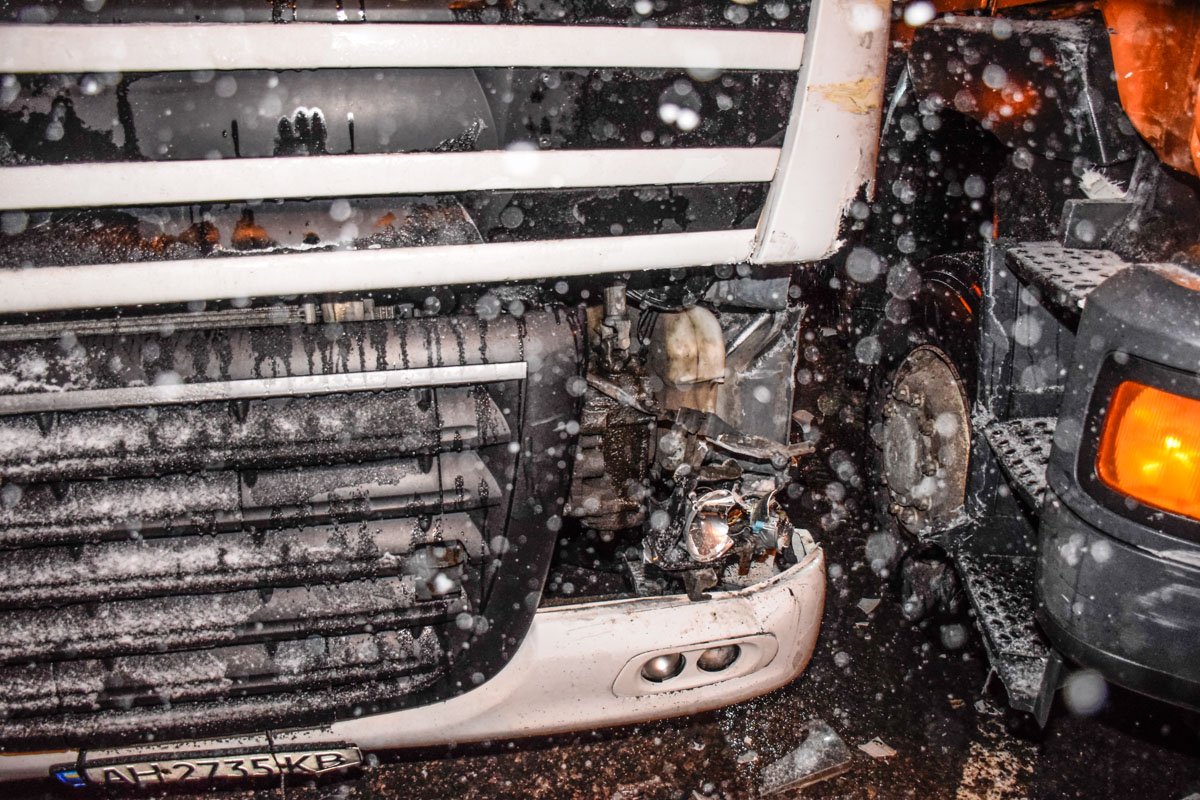 У фуры разбита фара У фуры разбита фара