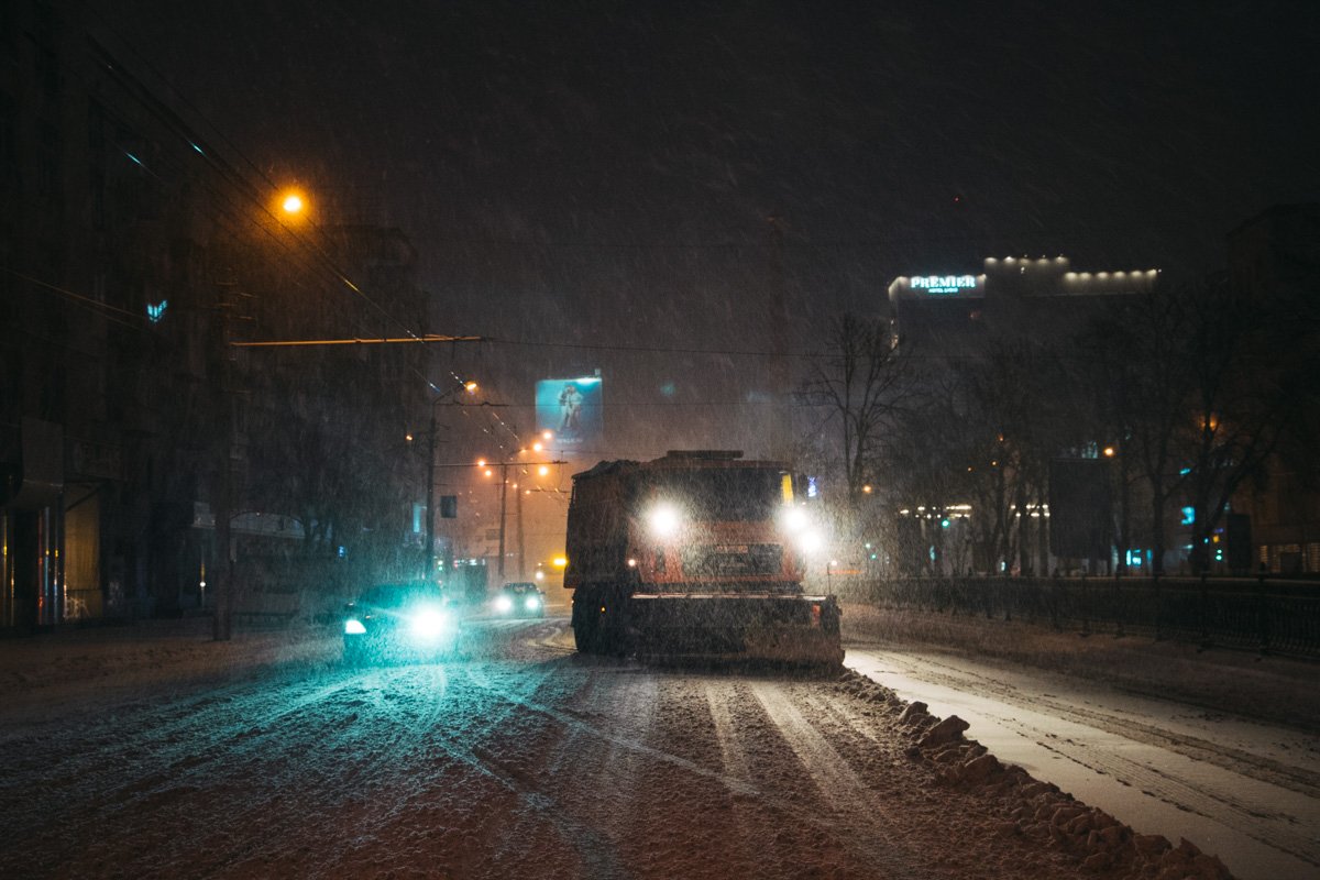 Снегоуборочные машины вышли ночью 