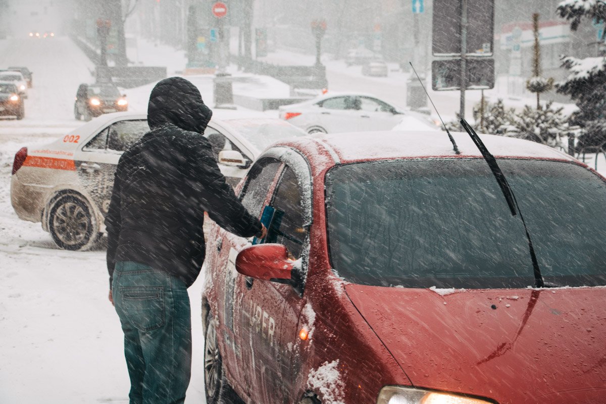 Автовладельцам приходится откапывать свои машины 