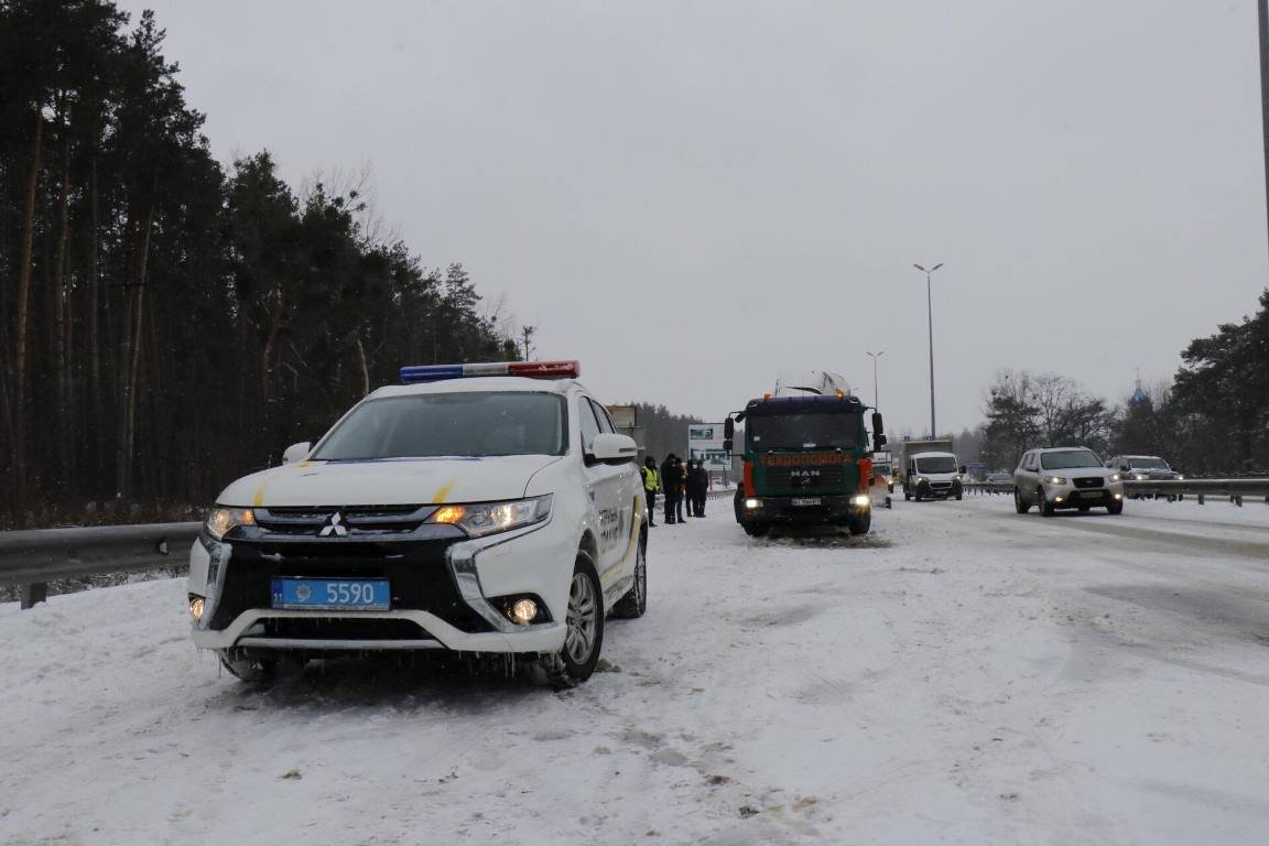 Как рассказал патрульный, пострадали три человека: водитель и два пассажира