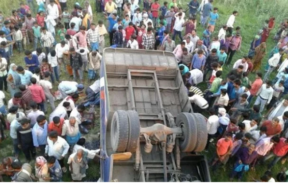 Автобус перевернулся на Востоке Индии Автобус перевернулся на Востоке Индии