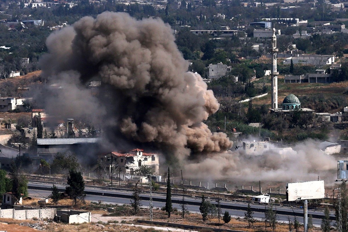 Бомба попала в толпу людей Бомба попала в толпу людей