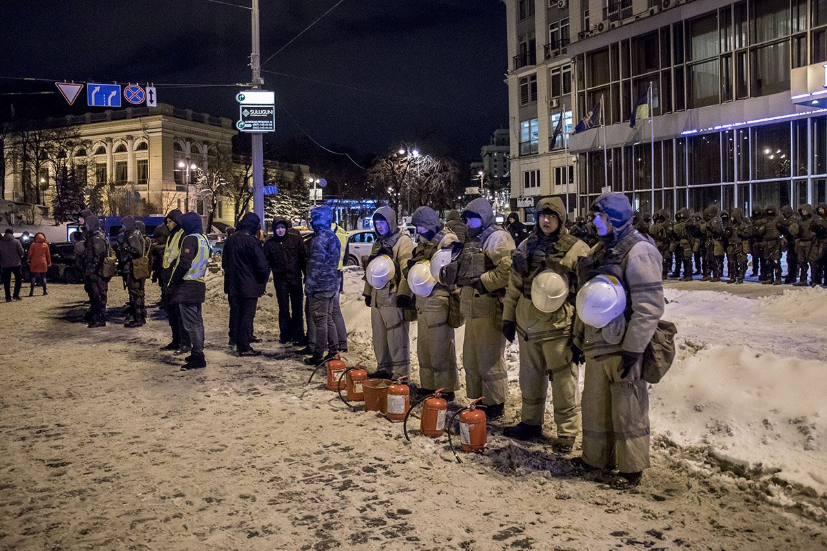 В Киеве сторонники Саакашвили не поделили сцену с полицией 5