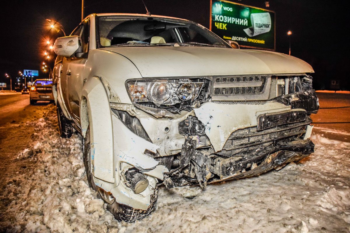 Совсем новый джип, разбил ограждение и вылетел на встречную дорогу