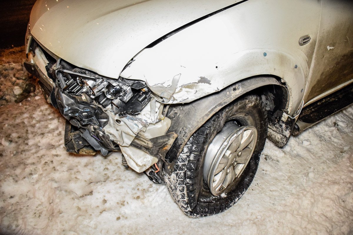 Перед автомобиля разбит полностью