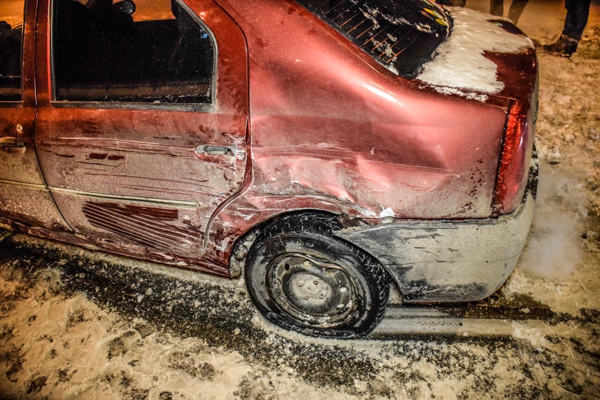 На встречной дороге внедорожник зацепил машину Dacia Logan