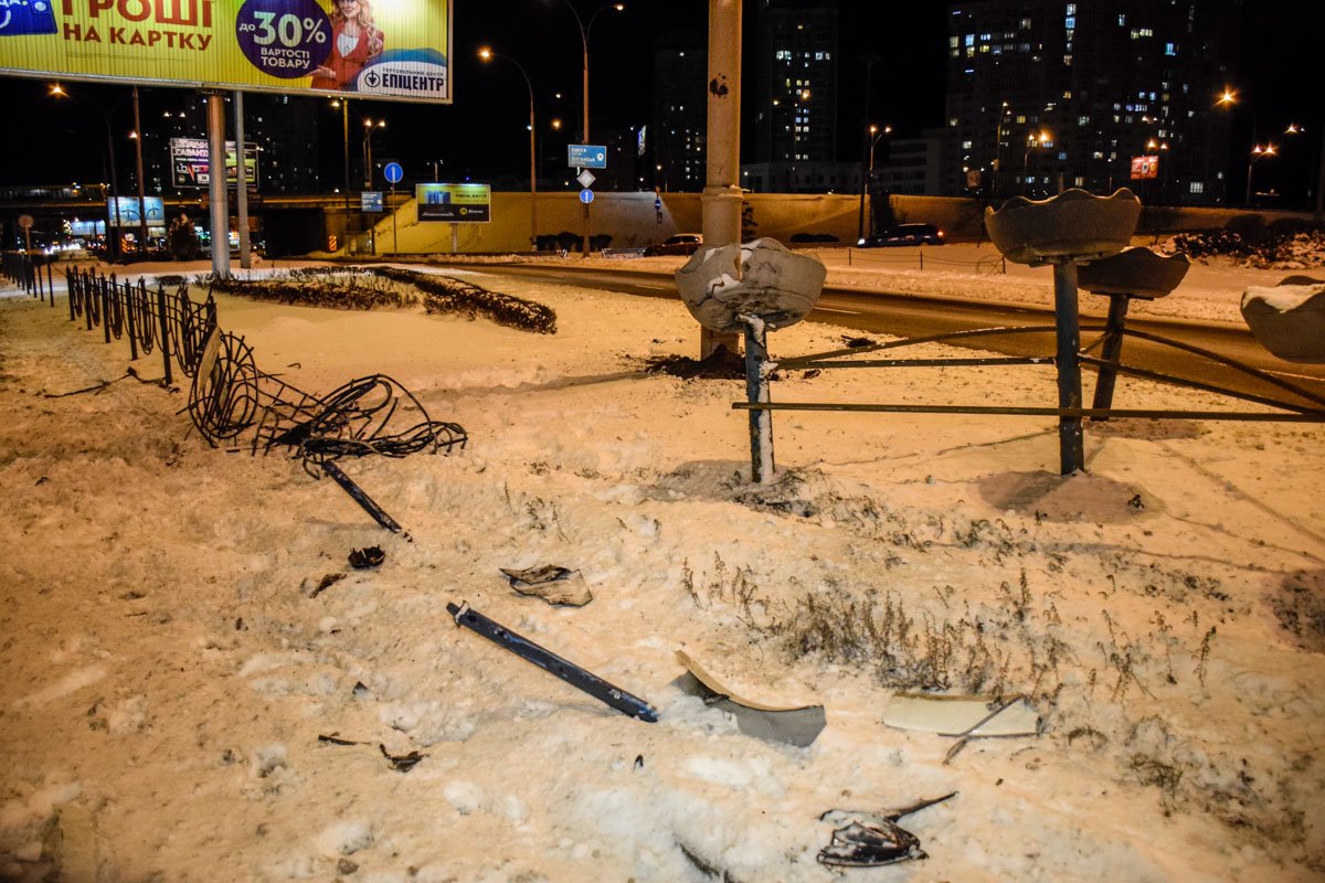 Повреждено ограждение и клумба