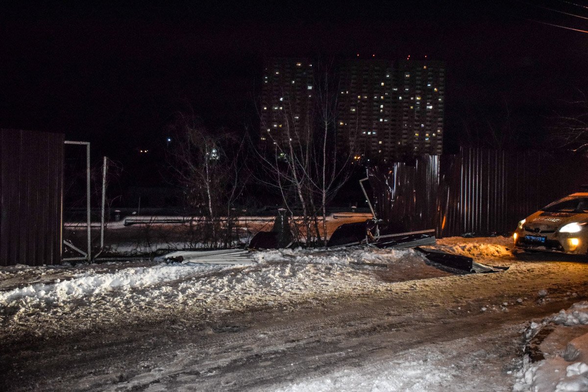 Автомобиль снес забор Автомобиль снес забор