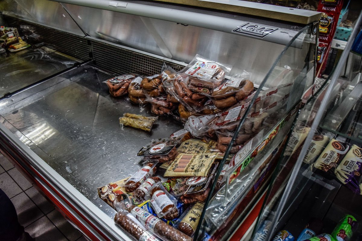 Разбитый прилавок группой неизвестных лиц