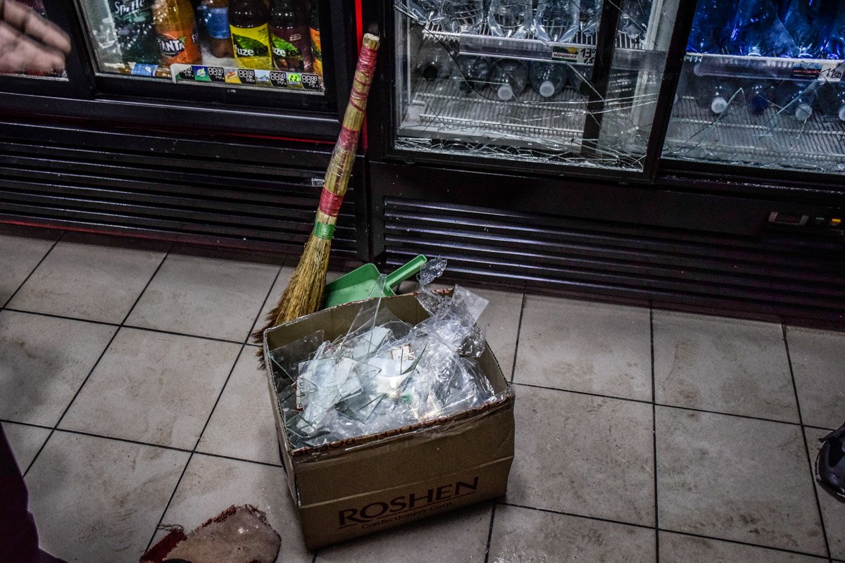 Весь магазин разгромлен и в битом стекле