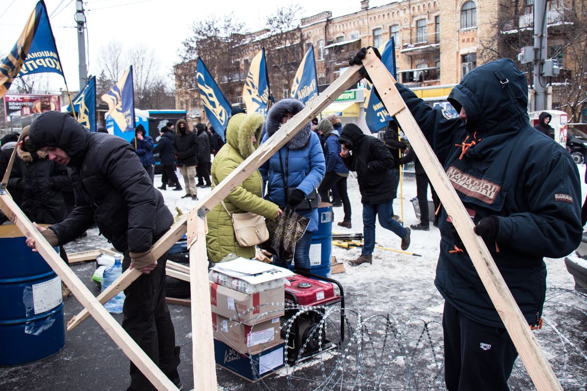 Участники митинга сооружают баррикаду