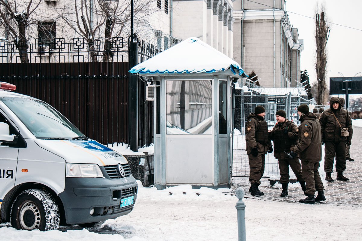 Под стенами дипучреждения дежурят полицейские и нацгвардейцы