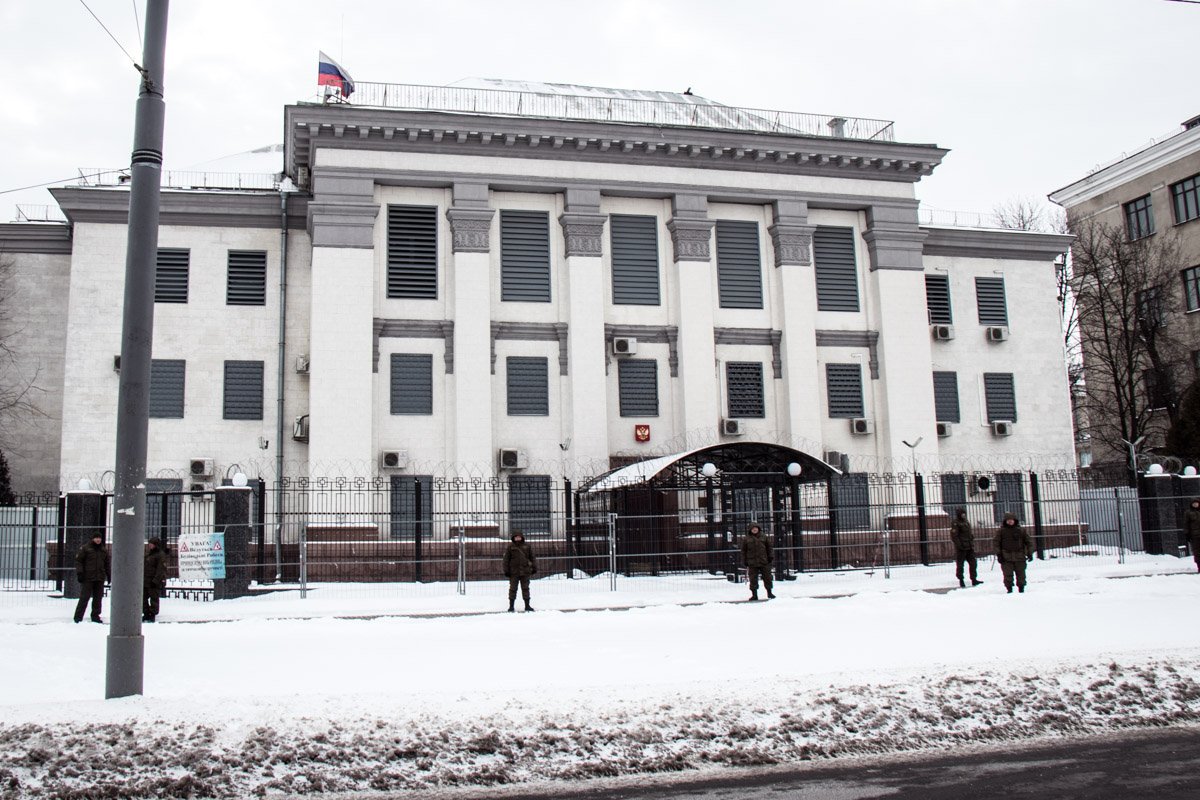 Посольство окружено со всех сторон