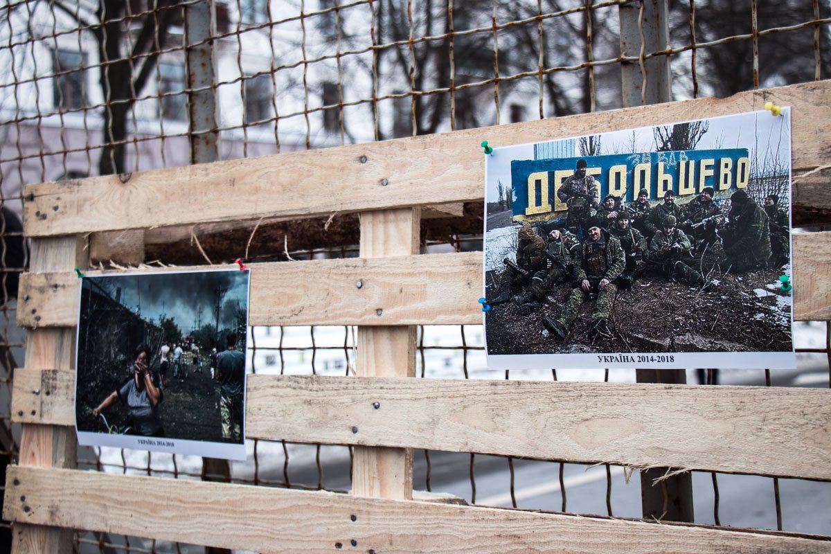 На митинге развернули фотовыставку