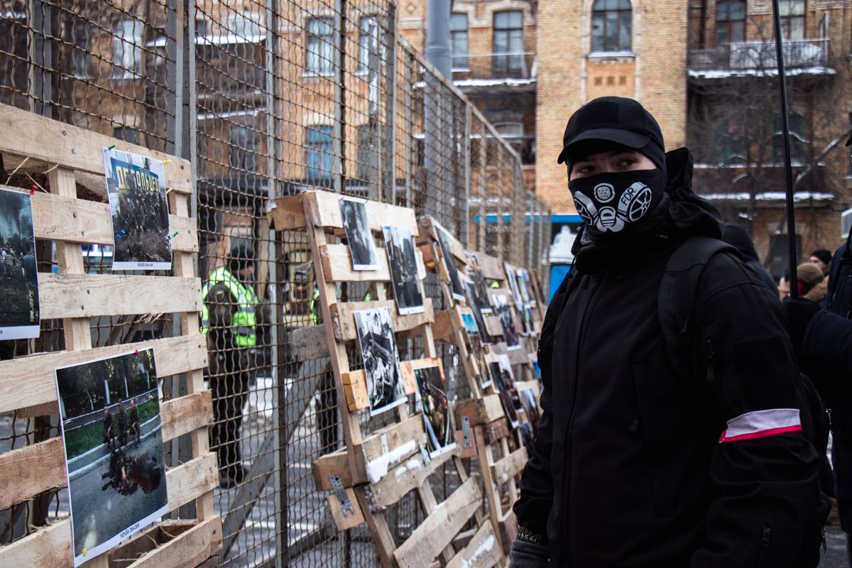 Некоторые митингующие не показывают своих лиц