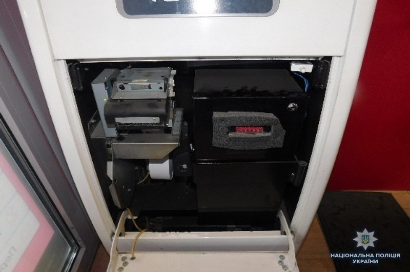 Обокрали терминал самообслуживания, который расположен прямо в помещении банка Обокрали терминал самообслуживания, который расположен прямо в помещении банка