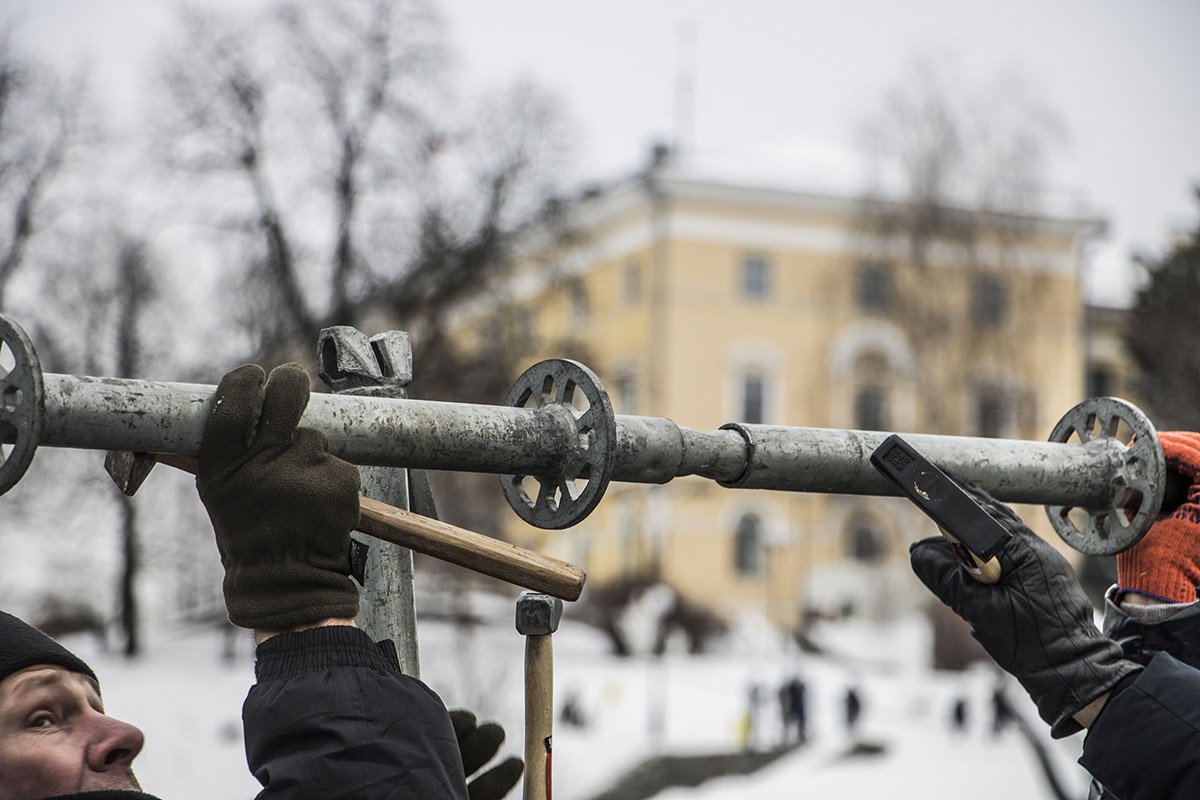 Митингующие вооружились молотками и полезли на металлические конструкции
