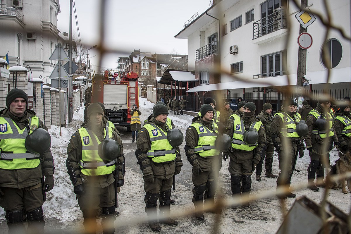 Здание консульства оградили забором, на месте дежурят нацгвардейцы и полиция