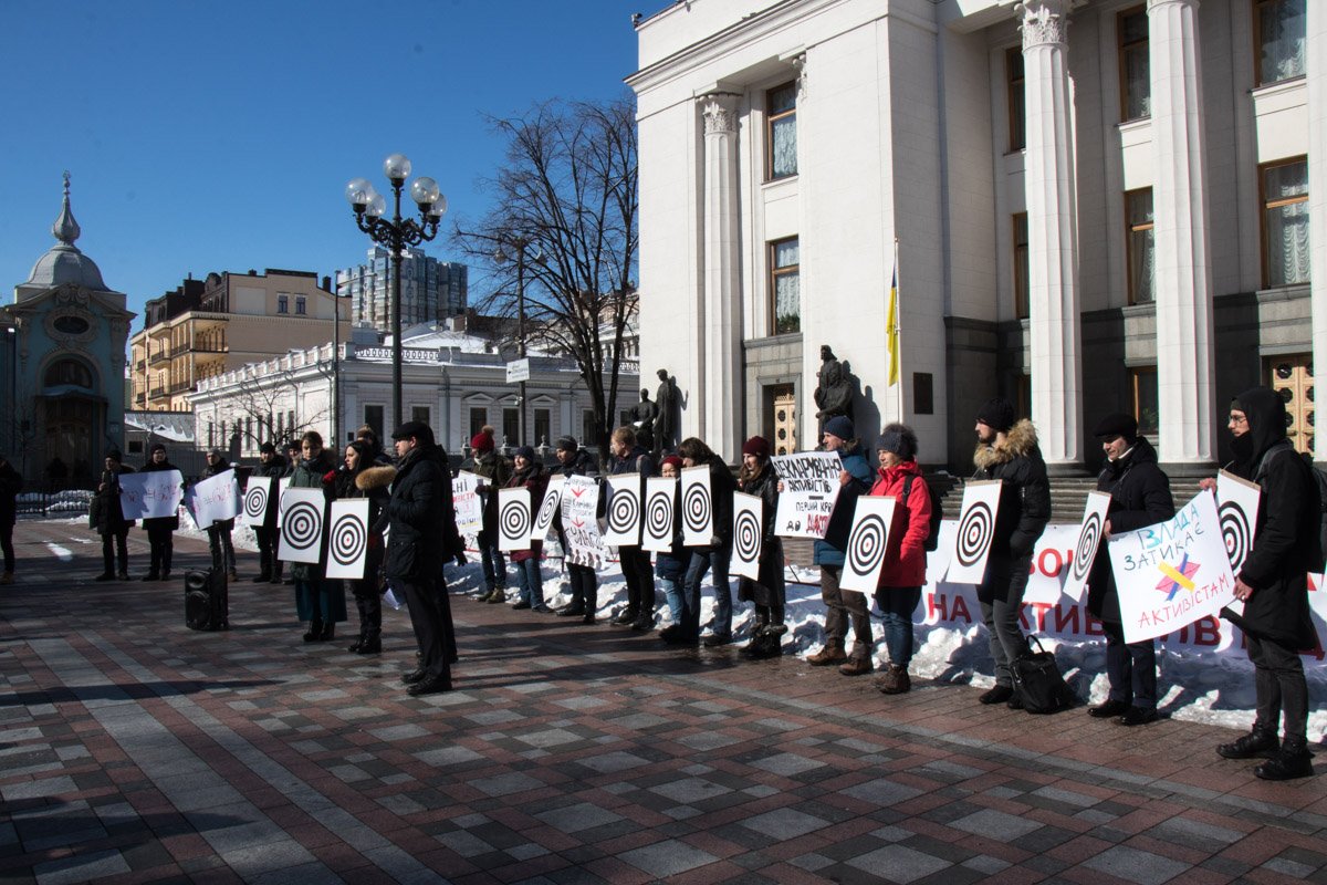 На акцию собрались около двух десятков людей На акцию собрались около двух десятков людей