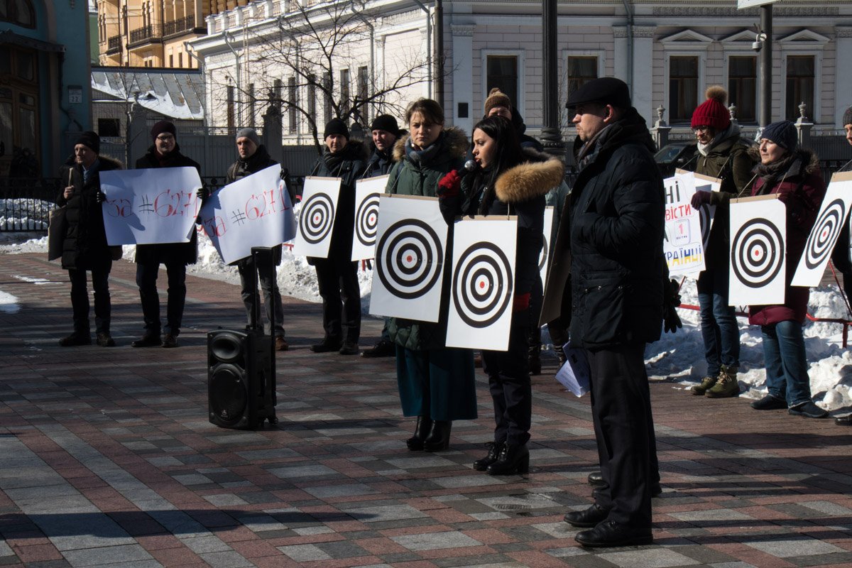 Под стены парламента они пришли с мишенями Под стены парламента они пришли с мишенями