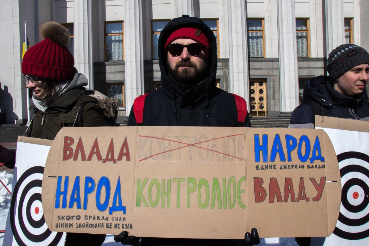 Некоторые участники акции держали в руках плакаты Некоторые участники акции держали в руках плакаты