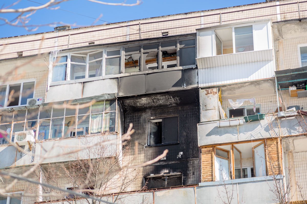 Загорелась квартира на 7 этаже, однако огонь перебросился на 8-й и 9-й этажи Загорелась квартира на 7 этаже, однако огонь перебросился на 8-й и 9-й этажи