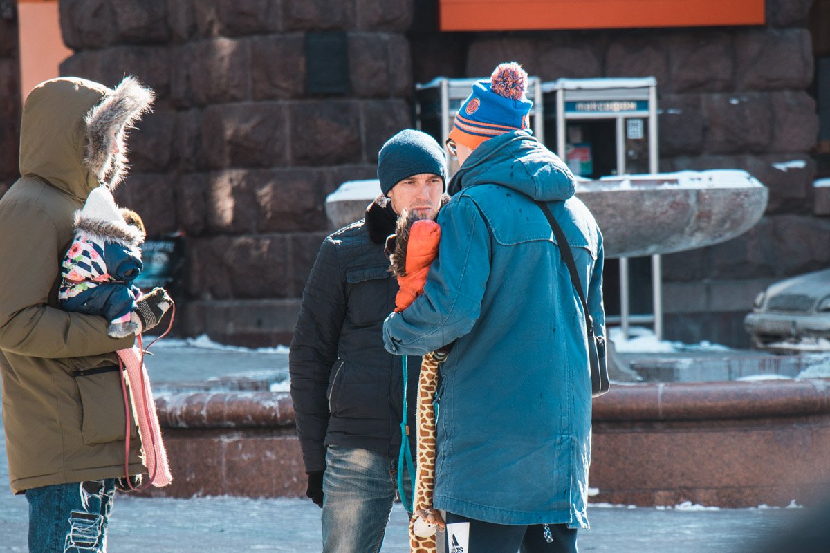 Группа людей, которые зарабатывают за счет фото с обезьянкой Группа людей, которые зарабатывают за счет фото с обезьянкой