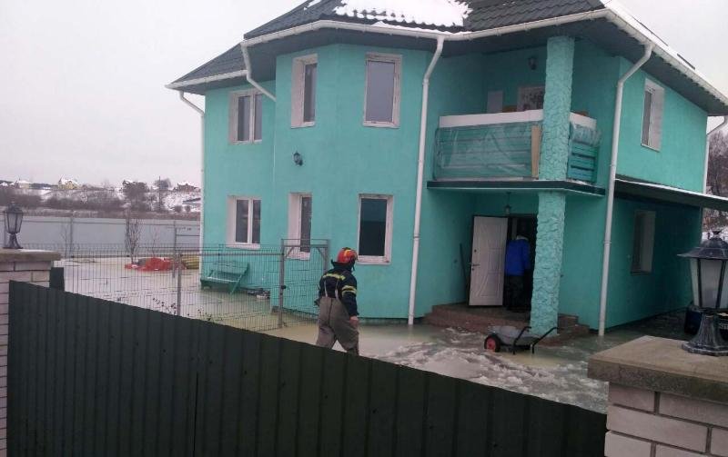 Спасателям пришлось эвакуировать жильцов Спасателям пришлось эвакуировать жильцов