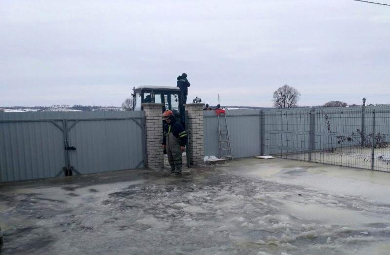 В лед вмерзли автомобили, которые стояли во дворе В лед вмерзли автомобили, которые стояли во дворе