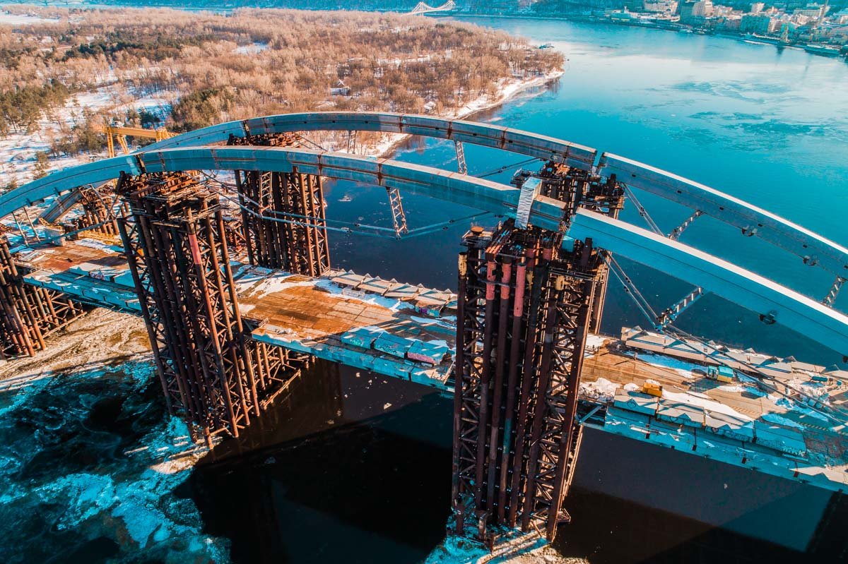 Железный скелет нежится в лучах весеннего солнца