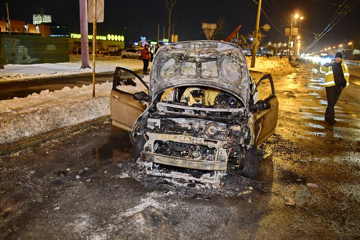 Возле ТРЦ "Блокбастер" загорелся Hyundai Возле ТРЦ "Блокбастер" загорелся Hyundai