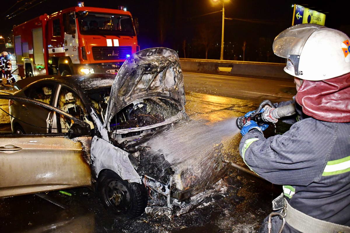 Остановить огонь удалось пожарным Остановить огонь удалось пожарным