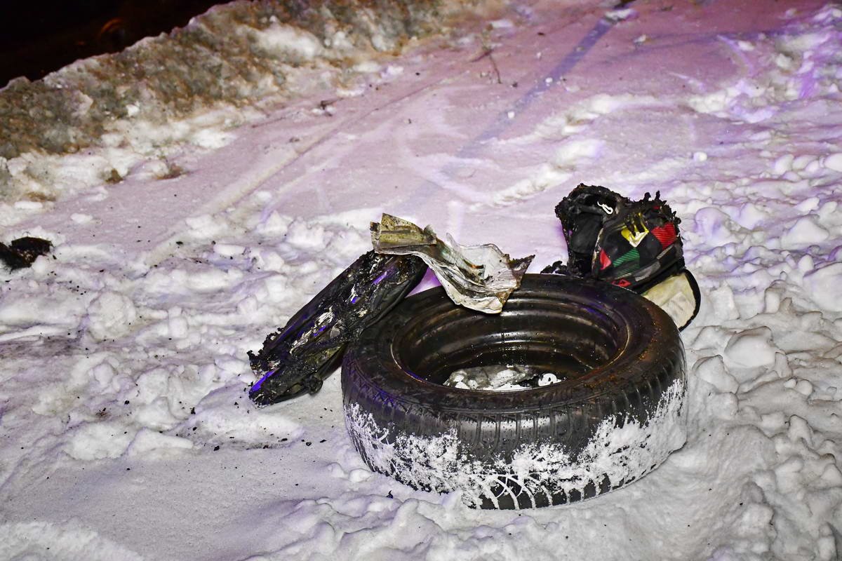 Парни начали выносить из машины вещи Парни начали выносить из машины вещи