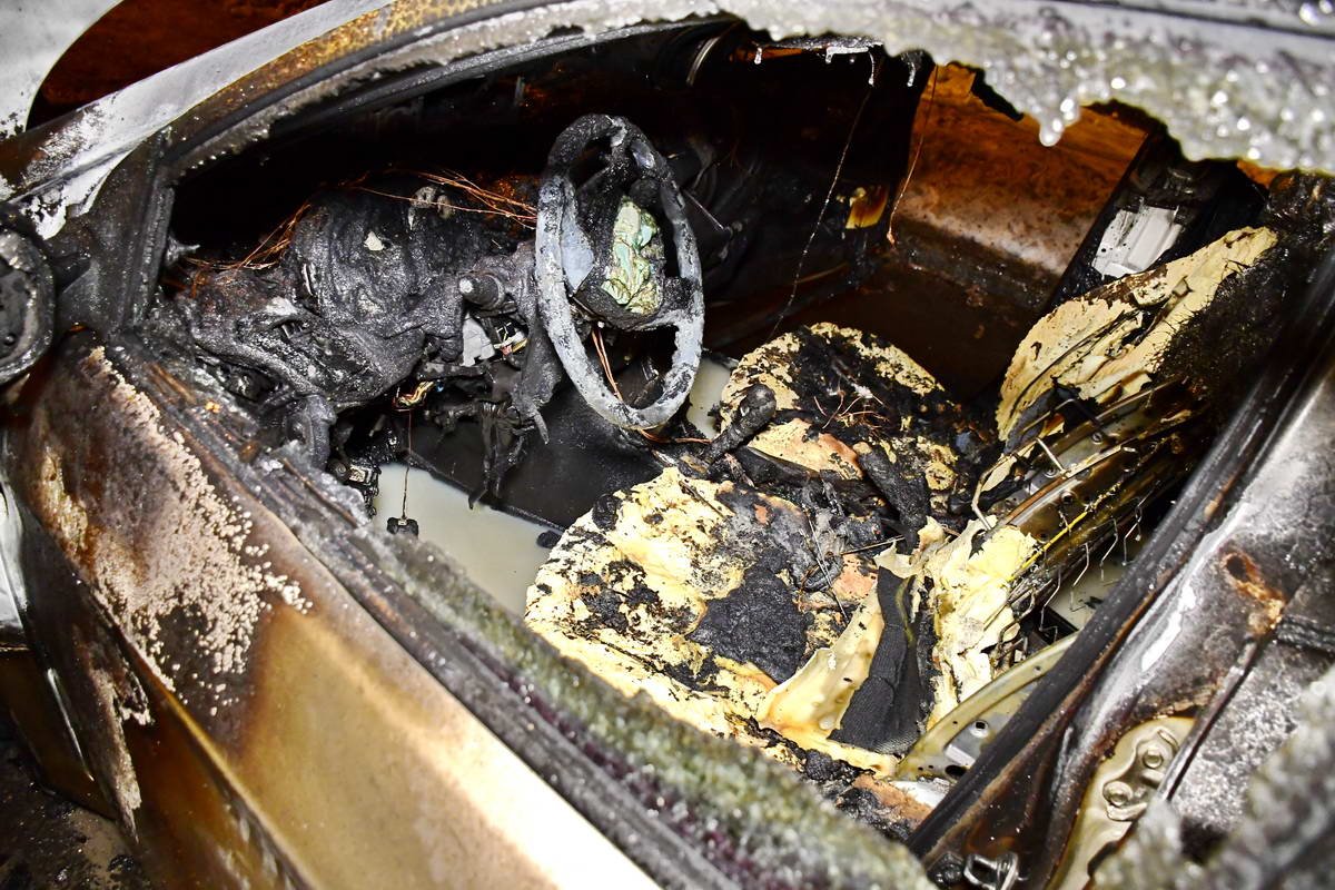 Автомобиль полностью выгорел изнутри Автомобиль полностью выгорел изнутри