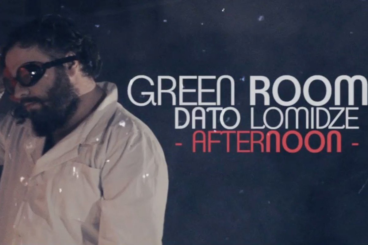 Стиль группы - инди-поп в смеси с электронными и роковыми элементами