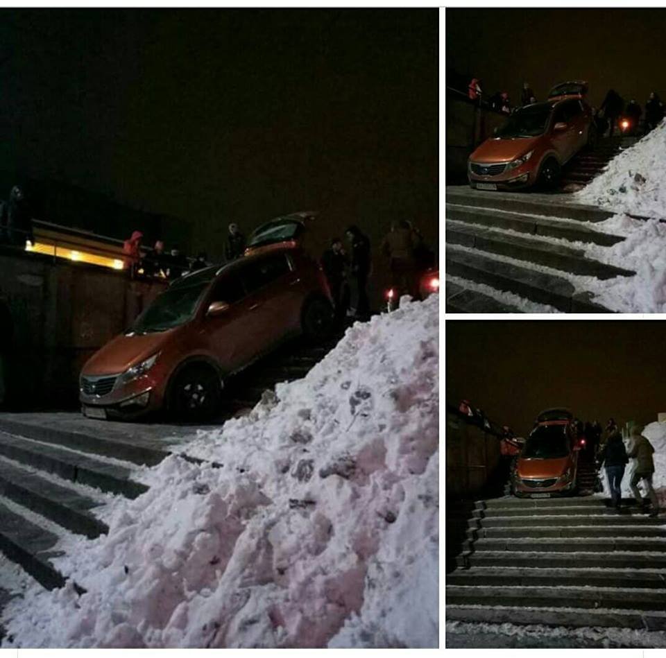 KIA Sportage застрял на ступеньках подземного перехода KIA Sportage застрял на ступеньках подземного перехода