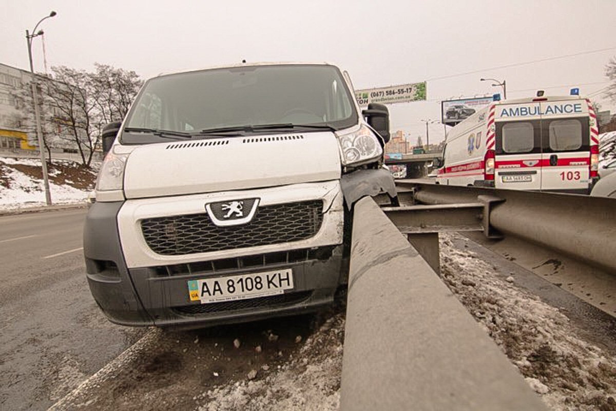 Микроавтобус влетел в отбойник Микроавтобус влетел в отбойник