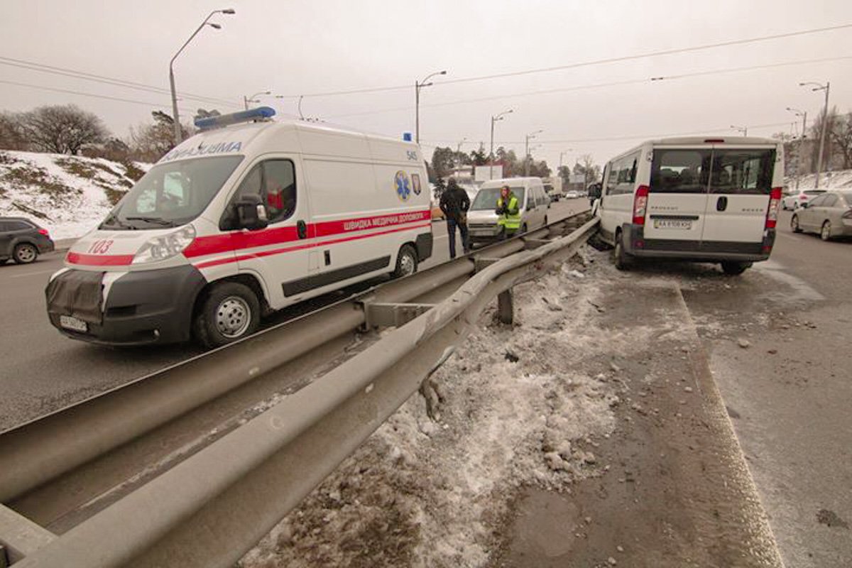 Через пол часа на том же месте случилось второе ДТП с пострадавшим Через пол часа на том же месте случилось второе ДТП с пострадавшим
