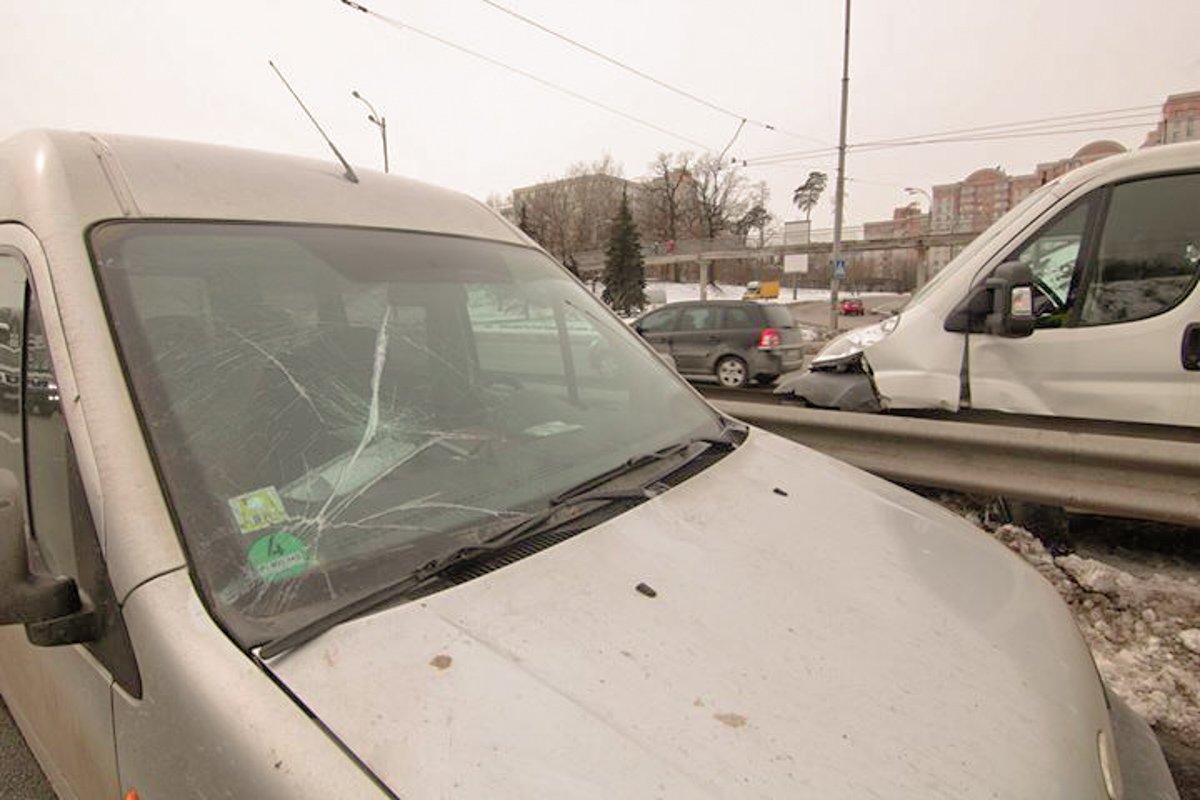 Водитель Ford заметил перебегающего пешехода, но не успел затормозить Водитель Ford заметил перебегающего пешехода, но не успел затормозить