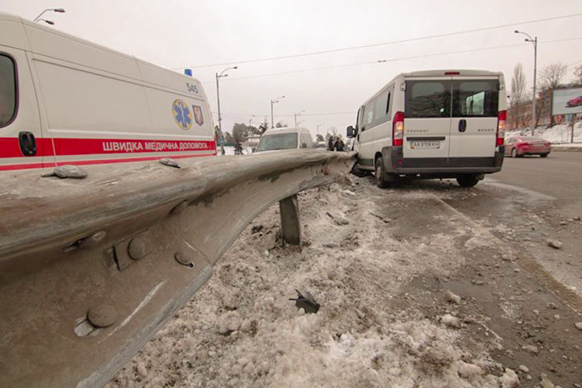 Peugeotподрезала темная легковая машина и он не справился с управлением Peugeotподрезала темная легковая машина и он не справился с управлением