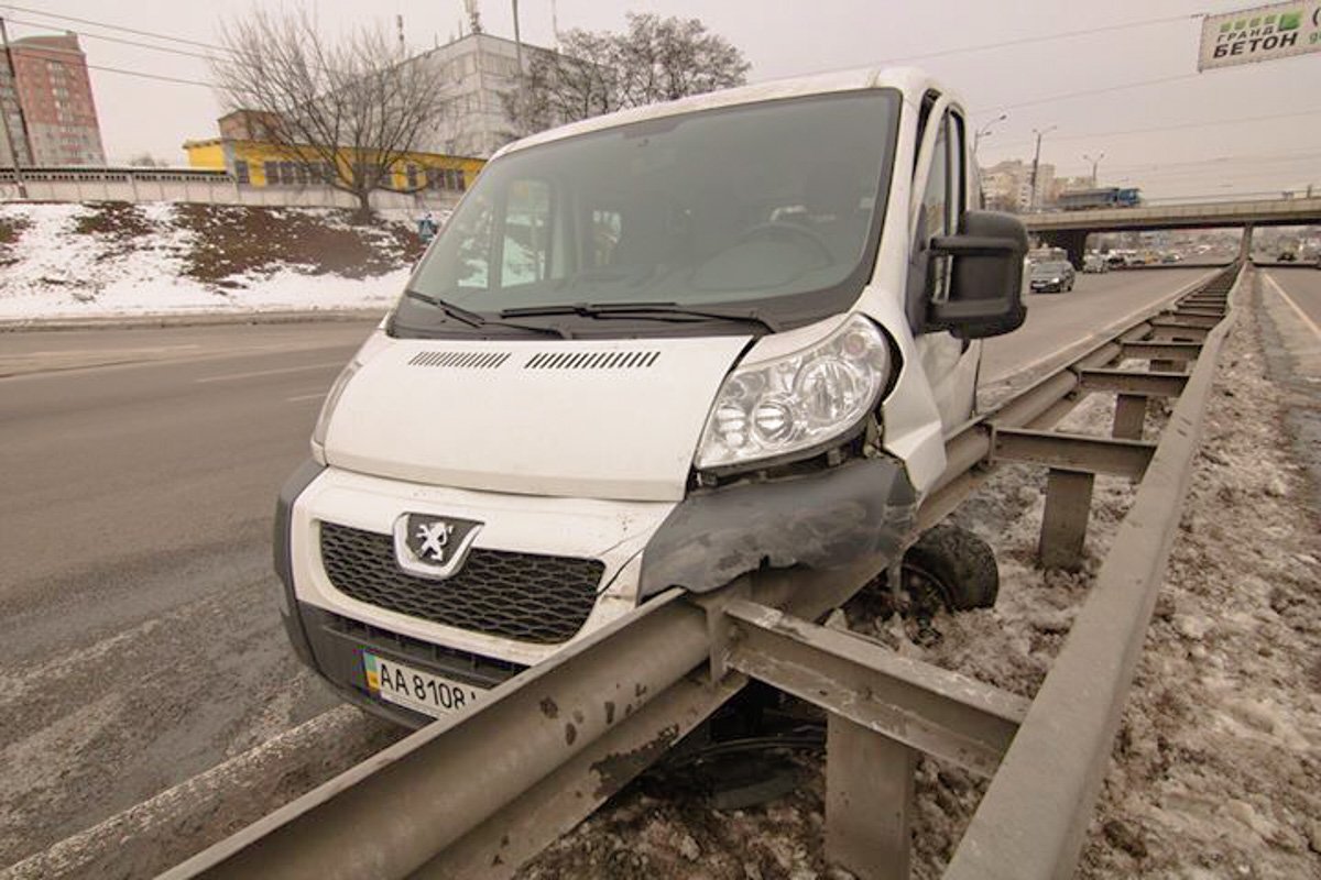 Он сам не пострадал, а его новый автомобиль нужно эвакуировать Он сам не пострадал, а его новый автомобиль нужно эвакуировать